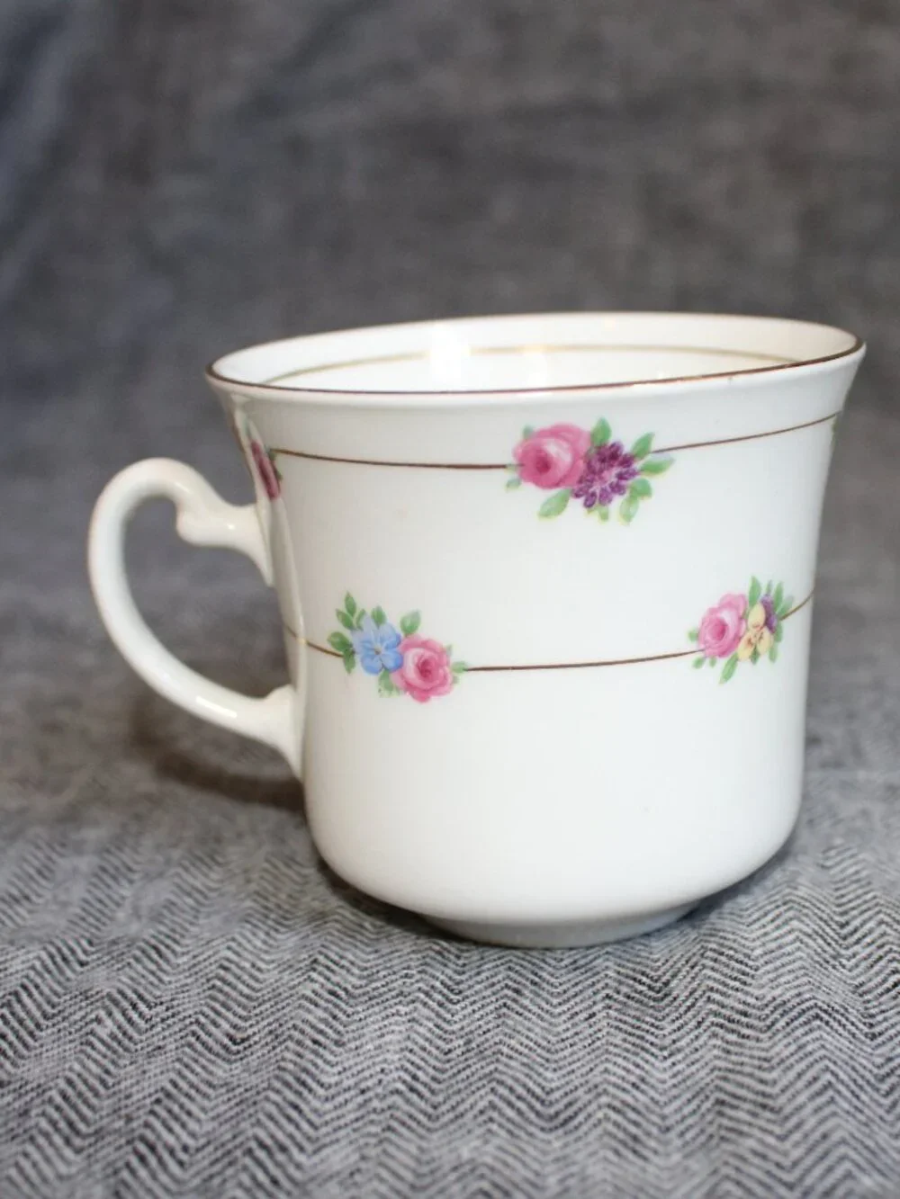 Vintage/40's Colclough Bone China 'Petite Flowers' Teacup & Saucer w/ Gold Rims